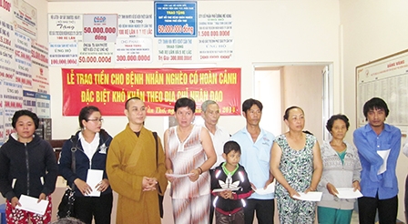 Trao tiền bệnh nhân nghèo, có hoàn cảnh đặc biệt khó khăn theo địa chỉ nhân đạo