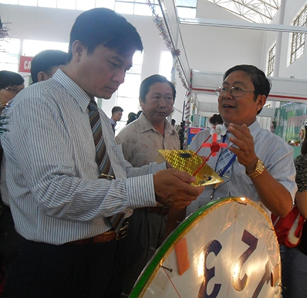 Phát huy phong trào tự làm đồ dùng học tập