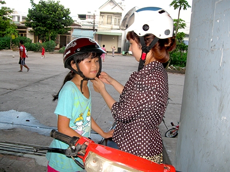 Hướng dẫn trẻ đội nón bảo hiểm để đảm bảo an toàn giao thông