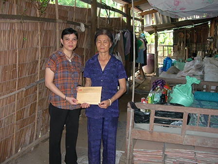 Trao tiền từ thiện