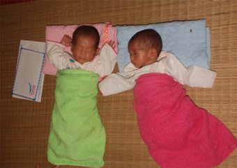 Trao tiền từ thiện