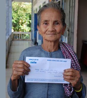 Trao tiền từ thiện