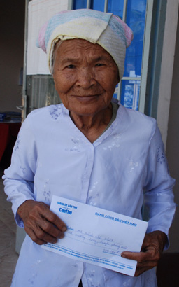 Trao tiền từ thiện