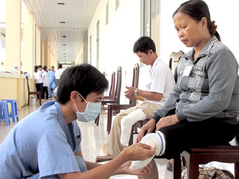 Khám, điều trị và lắp chân giả cho 681 người bệnh xương khớp