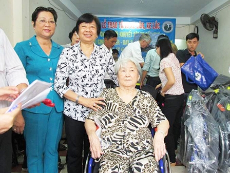 Tặng 38 xe lăn, xe lắc cho người tàn tật