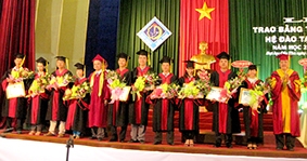 Trao bằng tốt nghiệp khóa đào tạo từ xa đầu tiên