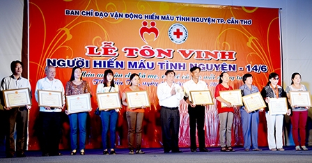 Chủ tịch Ủy ban Trung ương MTTQ Việt Nam tiếp đoàn đại biểu tiêu biểu về hiến máu tình nguyện năm 2014