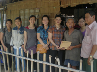 Trao tiền từ thiện