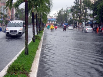 Mưa lớn, nhiều tuyến đường ngập nghẹt