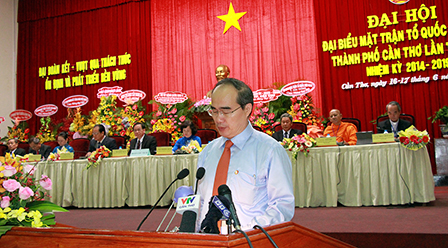 Nâng cao vai trò của Mặt trận trong tập hợp
và phát huy sức mạnh khối đại đoàn kết toàn dân tộc,
thực hiện thắng lợi các nhiệm vụ chính trị