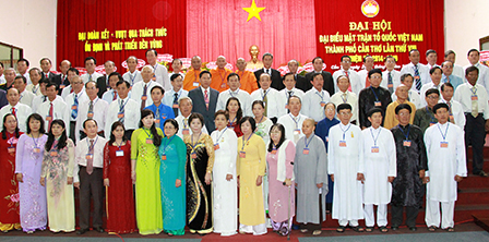 Nâng cao vai trò của Mặt trận trong tập hợp
và phát huy sức mạnh khối đại đoàn kết toàn dân tộc,
thực hiện thắng lợi các nhiệm vụ chính trị