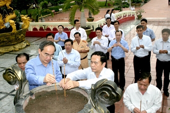 VIẾNG NGHĨA TRANG LIỆT SĨ TP CẦN THƠ VÀ TRỒNG CÂY LƯU NIỆM TẠI THIỀN VIỆN TRÚC LÂM PHƯƠNG NAM