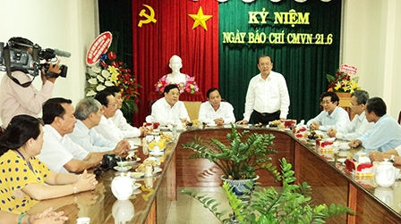 Lãnh đạo thành phố Cần Thơ thăm, chúc mừng
các cơ quan báo chí