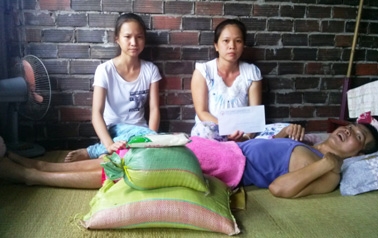 Trao tiền từ thiện