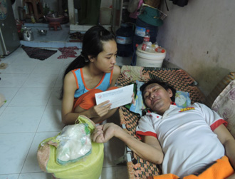 Trao tiền từ thiện