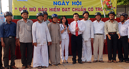 “Đổi mũ bảo hiểm đạt quy chuẩn” có trợ giá