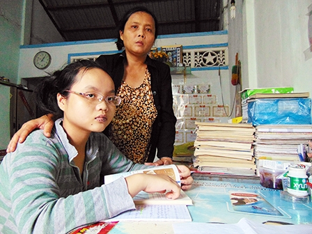 Tại con bệnh nên làm khổ mẹ!