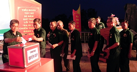 Quyên góp 50 triệu đồng ủng hộ các lực lượng 
đang làm nhiệm vụ ở Hoàng sa, Trường sa