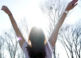 Tắm nắng giúp giảm đau 
và cải thiện tâm trạng