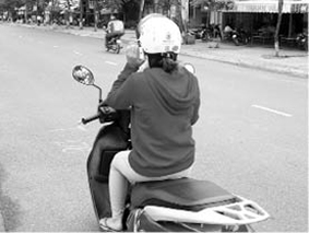 Sử dụng điện thoại khi điều khiển xe rất nguy hiểm