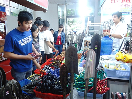 Hơn 100.000 lượt người dân đến tham quan, mua sắm