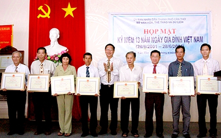 Họp mặt, tuyên dương gia đình văn hóa, gia đình
công nhân viên chức-lao động tiêu biểu