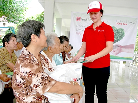 Thăm hỏi và tặng quà cho các cụ già tại Nhà Nuôi dưỡng người già và trẻ em không nơi nương tựa