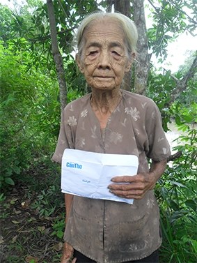 Trao tiền từ thiện