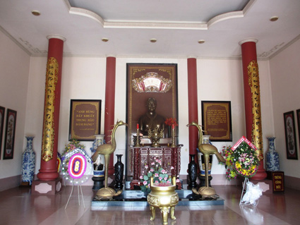 VỀ XỨ DỪA, THĂM ĐỀN THỜ NỮ TƯỚNG