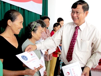 Trao 5.000 thẻ BHYT cho hộ nghèo, cận nghèo
và trẻ em có hoàn cảnh khó khăn