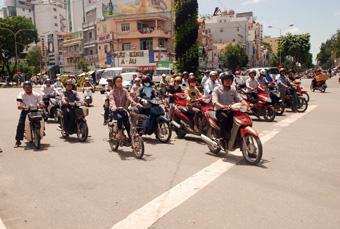 Tăng cường tuần tra, kiểm soát, xử lý nghiêm
các vi phạm khi điều khiển mô tô, xe gắn máy