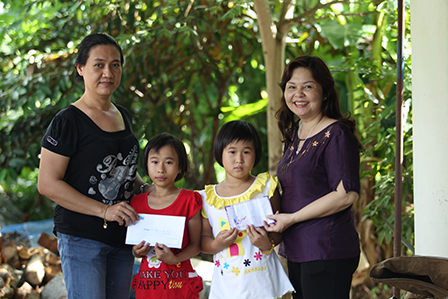 Trao tiền từ thiện