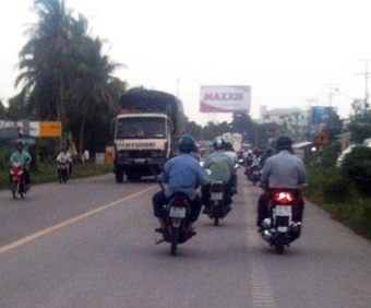 Quên gạt chân chống xe - hiểm họa tai nạn giao thông