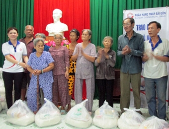 Tặng 800 phần quà cho hộ nghèo