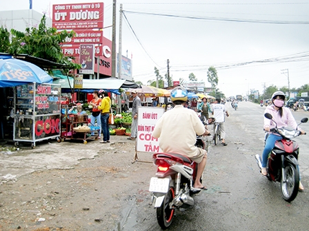 Chợ tự phát vẫn tiếp tục gây mất trật tự an toàn giao thông