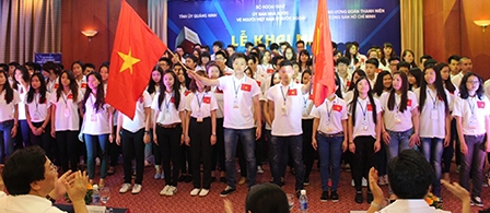 Thanh thiếu niên Việt kiều xúc động, thành kính về thăm quê Bác