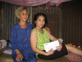 Trao tiền từ thiện