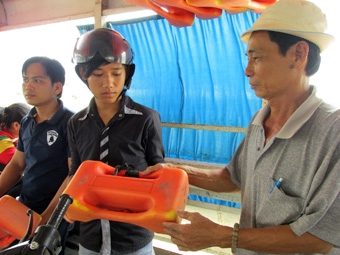 Cần sự phối hợp của người đi đò, phà!