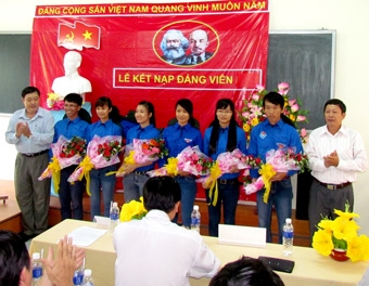 Kết nạp 6 sinh viên, cán bộ
tham gia chiến dịch “Thanh niên tình nguyện hè” vào Đảng