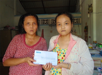 Trao tiền từ thiện