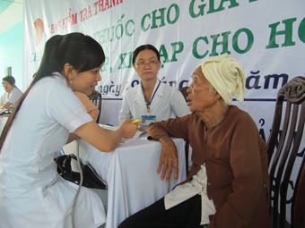 Khám bệnh, cấp phát thuốc miễn phí
cho gia đình chính sách