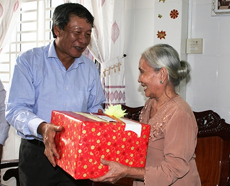 Thứ trưởng Thường trực Bộ Lao động - Thương binh
và Xã hội Nguyễn Thanh Hòa thăm và tặng quà
các gia đình chính sách