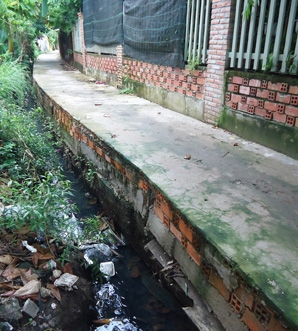 Lấn chiếm mương thoát nước xây dựng lối đi