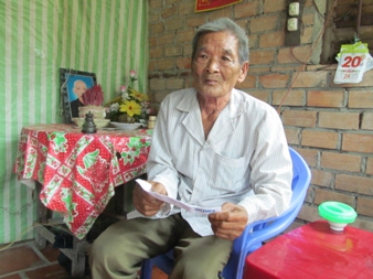 Trao tiền từ thiện