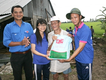 Sinh viên góp sức xây dựng nông thôn mới