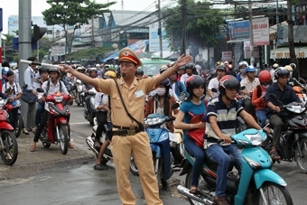 Kiên quyết xử lý xe lôi, xe ba gác chở hàng hóa cồng kềnh lưu thông trên đường