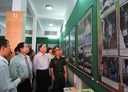 Hơn 400 khách đến tham quan triển lãm “Da cam-lương tri và công lý”