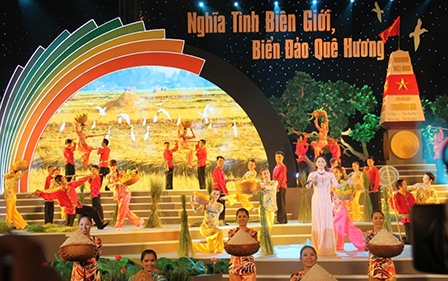Thiêng liêng “Nghĩa tình biên giới, biển đảo quê hương”