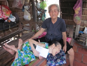 Trao tiền từ thiện