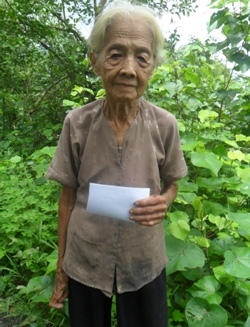 Trao tiền từ thiện